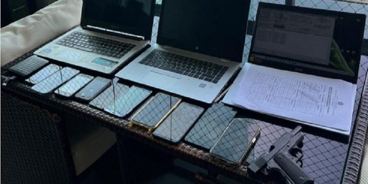 Celulares, computadores e arma aperendidos na Operação da PF desta segunda-feira Polícia Federal