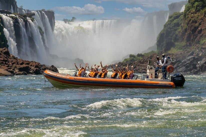 O barco chega bem perto das quedas d´água gerando uma grande adrenalina. Foto: Macos Labanca
