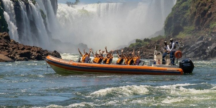 O barco chega bem perto das quedas d´água gerando uma grande adrenalina. Foto: Macos Labanca