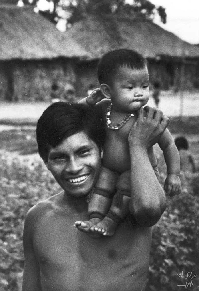 Pai e filho Tapirapé, do tronco linguístico Tupi-Guarani /
Foto: Povos Indígenas do Brasil