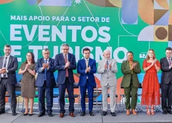 Presidente Lula, ministros e autoridades durante a cerimônia de sanção do Projeto de Lei que retoma e reformula incentivos do Perse - Foto: Ricardo Stuckert / PR