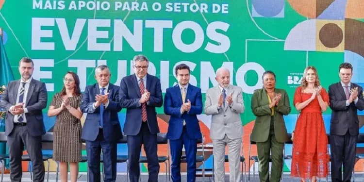 Presidente Lula, ministros e autoridades durante a cerimônia de sanção do Projeto de Lei que retoma e reformula incentivos do Perse - Foto: Ricardo Stuckert / PR