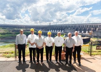 Na foto, na quinta posição, o bispo Dom Sergio de Deus Borges, que ciceroneou a comitiva. Fotos: Sara Cheida/Itaipu Binacional