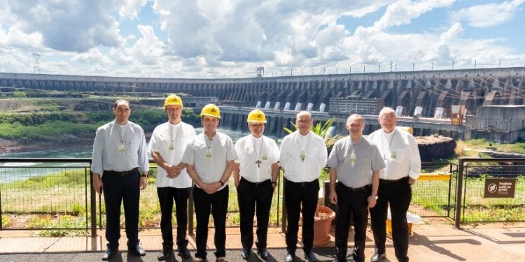 Na foto, na quinta posição, o bispo Dom Sergio de Deus Borges, que ciceroneou a comitiva. Fotos: Sara Cheida/Itaipu Binacional