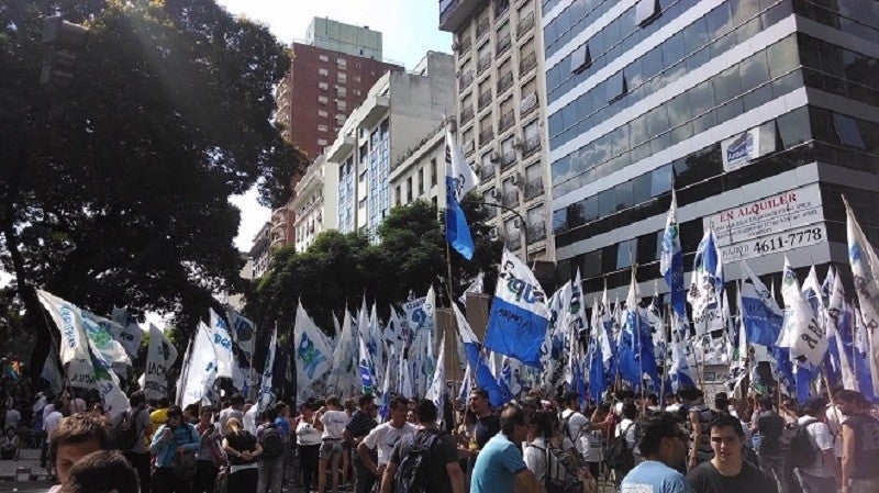 Mar de bandeiras toma a Avenida 9 de Julho na concentração antes da marcha. - Foto: Aline Gatto Boueri / Opera Mundi