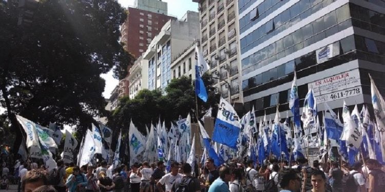 Mar de bandeiras toma a Avenida 9 de Julho na concentração antes da marcha. - Foto: Aline Gatto Boueri / Opera Mundi