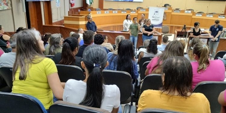 Sinprefi e Sismufi conduziram assembleia conjunta que deliberou pela retirada do projeto da reforma da previdência. (Foto Assessoria Sismufi)