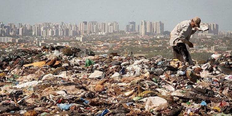 Sem emprego, pós-crise reforça posição social de ricos e pobres no Brasil - Foto: Sergio LIMA / AFP