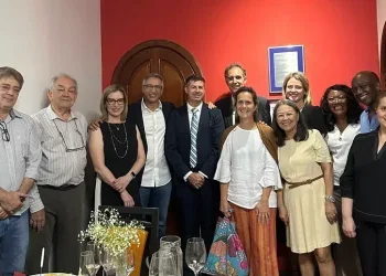 Representantes da Aliança Francesa de Foz do Iguaçu junto ao Cônsul Honorário, Sr. Geferson Ecker e o Cônsul de São Paulo, Sr. Yves Teyssier d'Orfeuil.