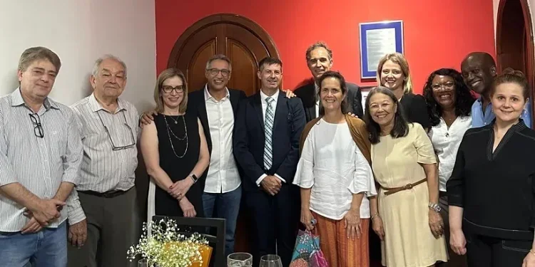 Representantes da Aliança Francesa de Foz do Iguaçu junto ao Cônsul Honorário, Sr. Geferson Ecker e o Cônsul de São Paulo, Sr. Yves Teyssier d'Orfeuil.