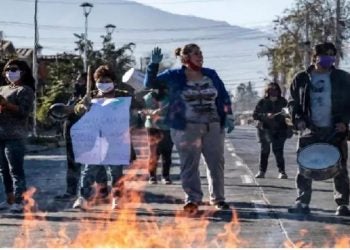 Créditos da foto: Na periferia da capital, Santiago, os moradores têm tomado as ruas: ''Prefiro morrer de Covid-19 do que de fome'' (AFP)