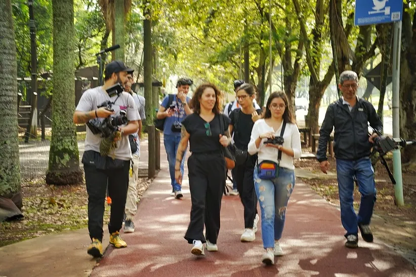 Equipe no set de filmagem, na Avenida Paraná. Foto: Marcos Labanca