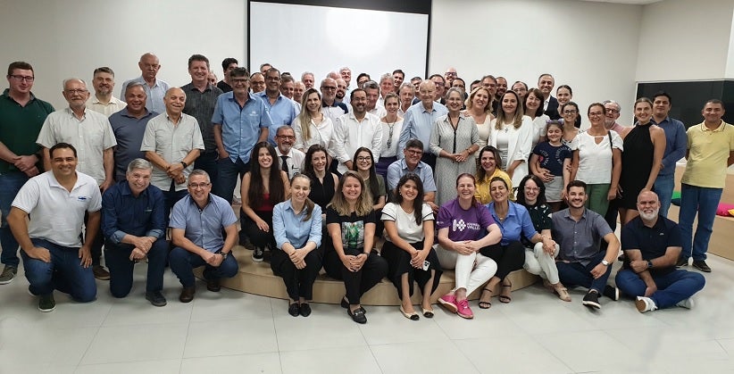 Diretores, conselheiros e convidados na Assembleia Geral Ordinária da ACIFI -  Foto divulgação