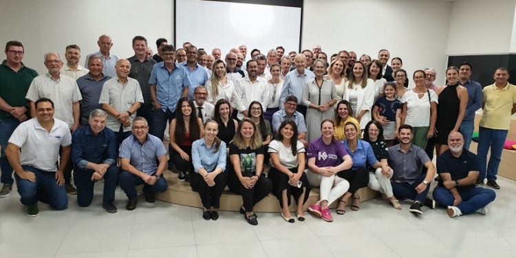 Diretores, conselheiros e convidados na Assembleia Geral Ordinária da ACIFI -  Foto divulgação