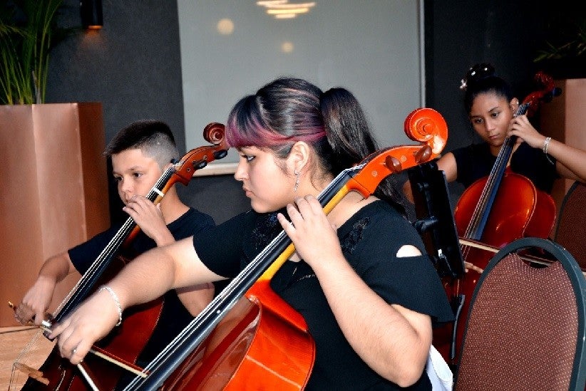 Orquestra de Cordas do Projeto Reciclando Sonhos, da AFA - Associação Fraternidade Aliança, que ajuda crianças e jovens em estado de vulnerabilidade, emocionou os hóspedes do DoubleTree by Hilton Foz
