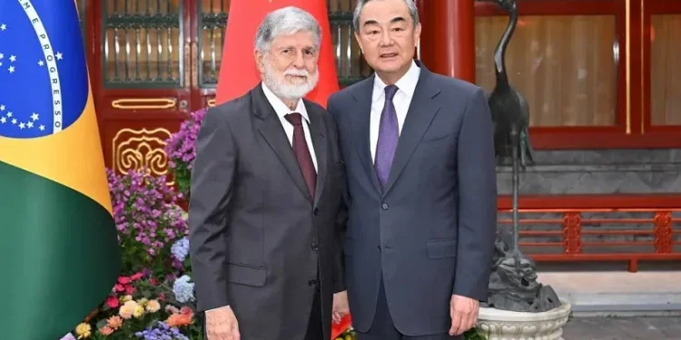 Celso Amorim e Wang Yi, diplomatas de Brasil e China. Foto: X/Reprodução
