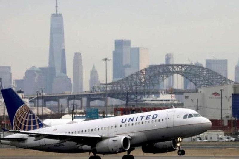 Avião da United decola de aeroporto com Nova York ao fundo - Foto: Chris Helgren / Reuters