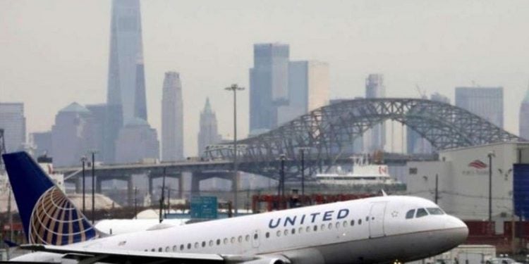 Avião da United decola de aeroporto com Nova York ao fundo - Foto: Chris Helgren / Reuters