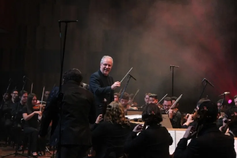 Edilson Ventureli rege Orquestra Sinfônica Heliópolis durante concerto no Teatro B32.