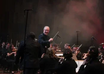 Edilson Ventureli rege Orquestra Sinfônica Heliópolis durante concerto no Teatro B32.