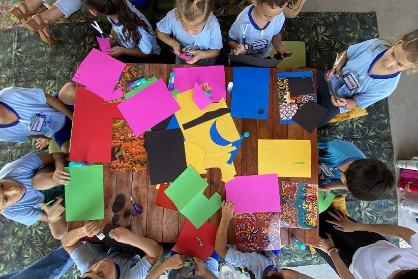 A mesa se torna um mini ateliê de artes onde as crianças transformam papel colorido em obras que podem levar para casa. (Foto Divulgação)