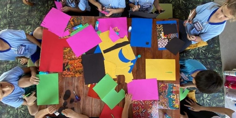 A mesa se torna um mini ateliê de artes onde as crianças transformam papel colorido em obras que podem levar para casa. (Foto Divulgação)