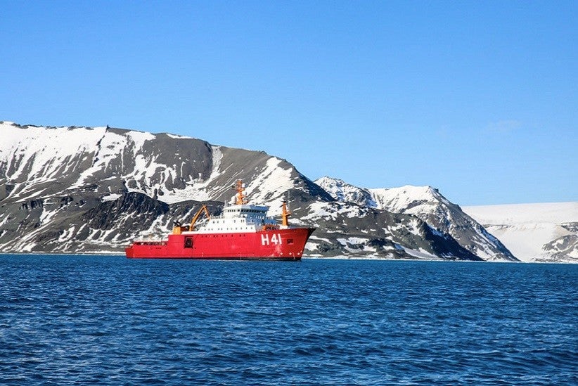 O navio polar Almirante Maximiano que irá fazer o transporte dos pesquisadores até a estação (crédito: Marinha do Brasil)