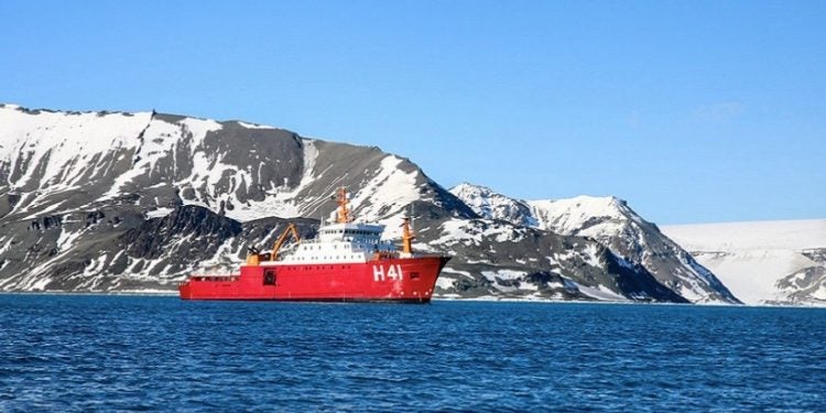 O navio polar Almirante Maximiano que irá fazer o transporte dos pesquisadores até a estação (crédito: Marinha do Brasil)