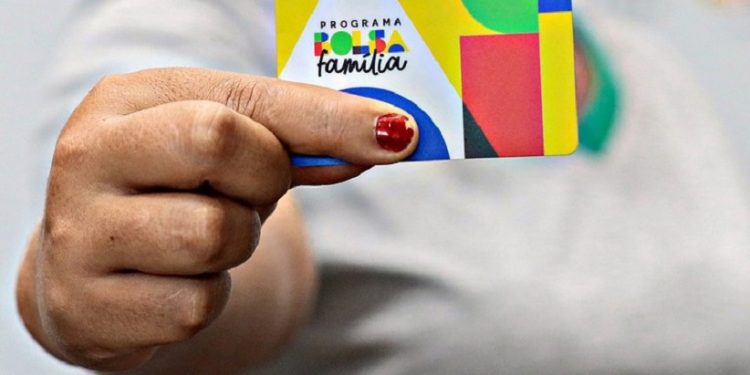 A retomada de programas sociais como o Bolsa Família contribuíu para o recorde na renda per capita no Brasil em 2023