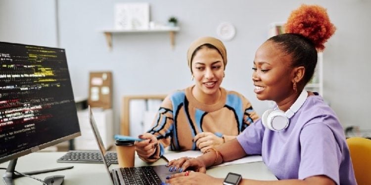 Aulas acontecem ao vivo, por meio da plataforma Microsoft Teams, para que pessoas de qualquer região do estado possam participar (imagem: Adobestock)