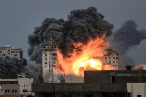 Explosão na Cidade de Gaza, durante ataque aéreo israelense