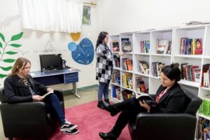 O acervo é formado por livros de temas como história dos movimentos feministas, estudos de gênero e políticas públicas para mulheres