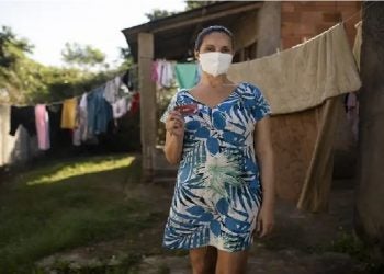 Luciana de Souza Nunes mostra o cartão com o auxílio da prefeitura em sua casa, em Maricá. Fernando Souza