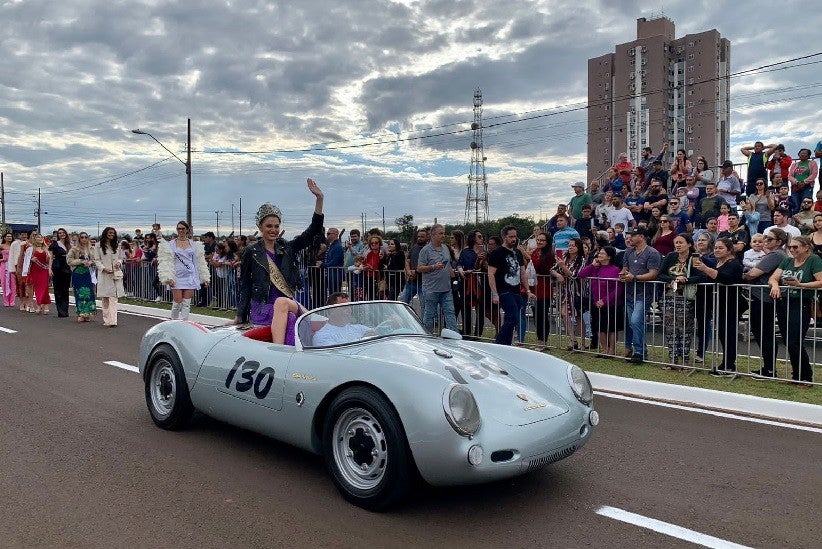 Isabela desfilou no Porsche Spyder 550, réplica do carro do ícone James Dean