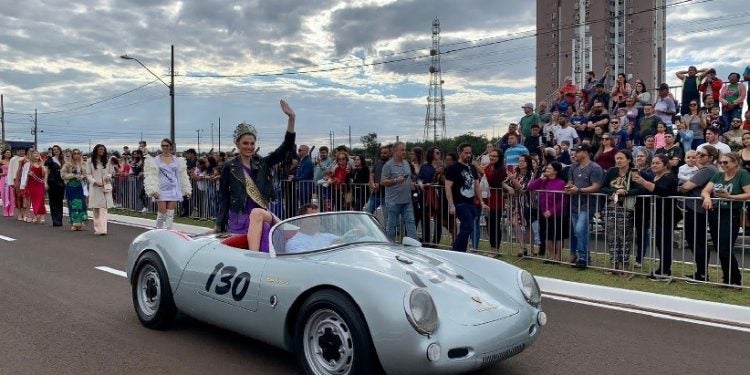 Isabela desfilou no Porsche Spyder 550, réplica do carro do ícone James Dean
