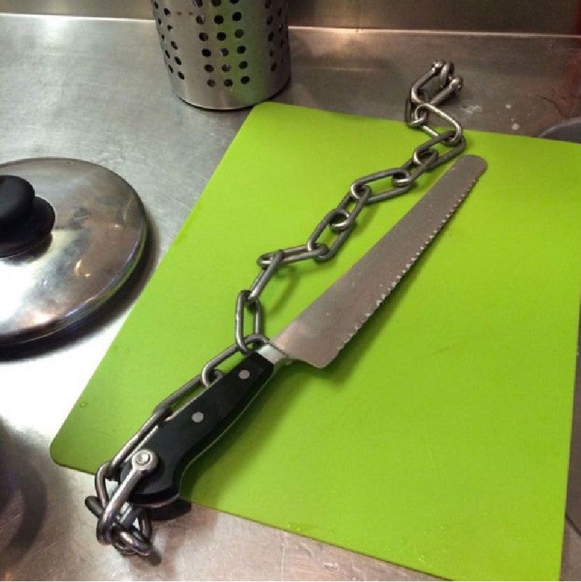 Image captionNa cozinha da prisão, a faca é presa a uma corrente