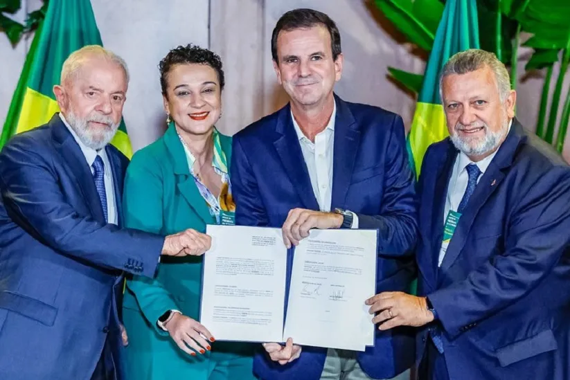 O presidente Lula, a presidenta do Banco do Brasil, Tarciana Medeiros, o prefeito do Rio de Janeiro, Eduardo Paes, e o presidente da Caixa Econômica, Carlos Vieira na assinatura dos contratos. Foto: Ricardo Stuckert / PR