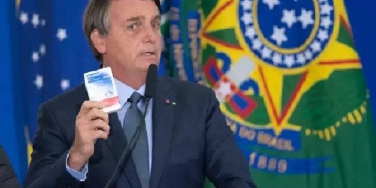 Bolsonaro foi um dos maiores defensores da cloroquina, remédio ineficaz contra a covid-19 (Foto: Andressa Anholete/Getty Images)