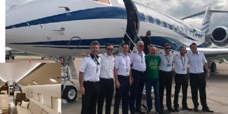 Jatinho de Luciano Hang foi recebido com honras militares (Reprodução)