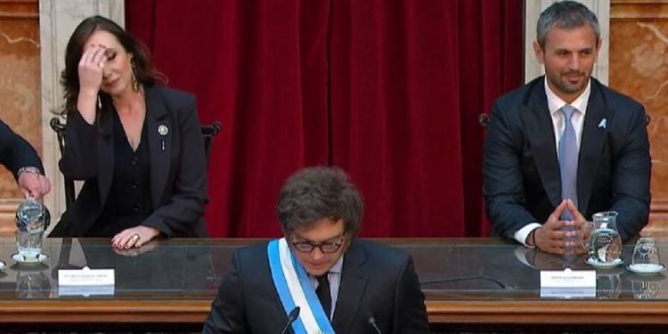 No cenário do Congresso semivazio, manifestações de tédio e incredulidade (Reprodução)