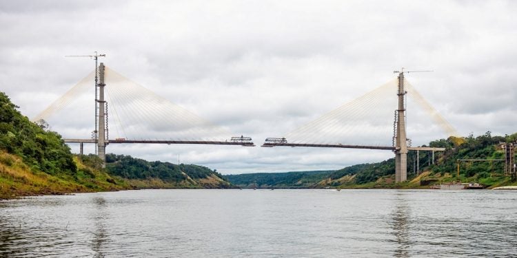 Ponte prestes a ligar Brasil e Paraguai, em agosto de 2022. Foto: Rubens Fraulini/Itaipu Binacional.
