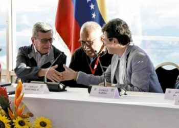 O chefe da delegação do ELN, Pablo Beltrán, cumprimenta o Alto Comissário para a Paz, Danilo Rueda. Foto Alto Comissário para a Paz