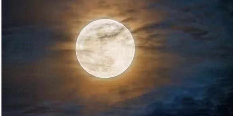 Além da Superlua, Setembro vai ter eclipse parcial e a passagem do cometa do século. – Foto: Jeff Dai.