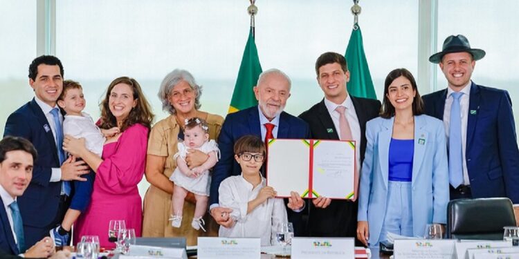 O presidente Lula ao lado de familiares de Eduardo Campos durante a sanção do projeto de lei no Palácio do Planalto. Foto: Ricardo Stuckert / PR