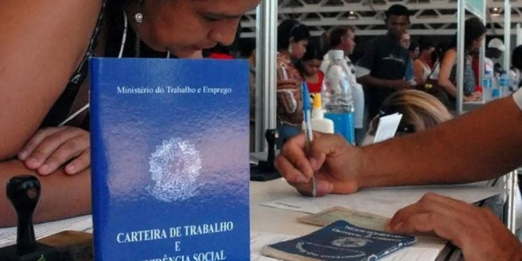 Desemprego no Brasil Cai para 6,6% em Agosto, Menor Nível desde 2012
População Ocupada Atinge Recorde de 102,5 Milhões, Indicando Sinais Positivos na Economia
A taxa de desemprego no Brasil caiu para 6,6% no trimestre encerrado em agosto de 2024, segundo dados divulgados pela Pesquisa Nacional por Amostra de Domicílios (PNAD) Contínua do Instituto Brasileiro de Geografia e Estatística (IBGE). Esse resultado representa uma redução de 0,5 ponto percentual em relação ao trimestre anterior (7,1%) e uma queda de 1,2 ponto percentual em comparação ao mesmo período do ano passado (7,8%). Este é o menor índice de desemprego para agosto desde o início da série histórica da PNAD, que começou em 2012.

Recorde na População Ocupada
A população desocupada também apresentou uma queda significativa, alcançando 7,3 milhões de pessoas — o menor número desde janeiro de 2015. A redução foi de 6,5% em relação ao trimestre anterior, com 502 mil pessoas a menos buscando trabalho, e uma diminuição ainda mais acentuada de 13,4% em comparação ao mesmo trimestre do ano passado, resultando em 1,1 milhão de pessoas a menos à procura de ocupação.

O número de pessoas ocupadas atingiu um novo recorde de 102,5 milhões, com um crescimento de 1,2% (mais 1,2 milhão de pessoas) em relação ao trimestre anterior e de 2,9% (mais 2,9 milhões de pessoas) em comparação ao ano anterior. A taxa de ocupação, que representa o percentual de pessoas empregadas entre a população em idade de trabalhar, subiu para 58,1%, o maior nível registrado para um trimestre encerrado em agosto desde 2013.

Expansão da Demanda por Trabalho
Para Adriana Beringuy, coordenadora de pesquisas domiciliares do IBGE, "a baixa desocupação reflete a expansão da demanda por trabalhadores em diversas atividades econômicas". A pesquisa, que abrange 211 mil domicílios em 3.500 municípios, mostra uma recuperação no mercado de trabalho que se aproxima dos níveis de 2013.

Recordes em Carteiras Assinadas
Os dados do IBGE também revelaram que o número de trabalhadores com carteira assinada no setor privado chegou a 38,6 milhões, um novo recorde. Esse aumento de 0,8% em relação ao trimestre anterior representa 317 mil novas contratações. Comparado ao ano passado, o crescimento foi de 3,8%, ou 1,4 milhão de trabalhadores a mais.

No segmento de trabalhadores sem carteira, o número alcançou 14,2 milhões, também um recorde, com um aumento de 4,1% no trimestre e 7,9% em comparação com 2023.

Força de Trabalho e Perspectivas Futuras
A força de trabalho total, somando pessoas ocupadas e desocupadas, atingiu 109,8 milhões, um aumento de 0,6% em relação ao trimestre anterior e de 1,6% no ano. O setor de Comércio foi o único grupo a mostrar aumento significativo na ocupação, com um crescimento de 1,9% (368 mil pessoas) em relação ao trimestre anterior.

A taxa de subutilização, que inclui pessoas desocupadas e aqueles que gostariam de trabalhar mais, caiu para 16%, com 18,5 milhões de pessoas subutilizadas no país. A população desalentada também teve uma redução, alcançando 3,1 milhões, o menor número desde maio de 2016.

Rendimento e Massa Salarial
O rendimento médio real das pessoas ocupadas foi de R$ 3.228, sem variação significativa em relação ao trimestre anterior, mas com um crescimento de 5,1% em comparação ao mesmo período do ano passado. A massa de rendimentos, que é a soma de todas as remunerações, chegou a R$ 326,2 bilhões, apresentando um aumento de 1,7% no trimestre e de 8,3% na comparação anual.

Esses dados positivos indicam uma recuperação robusta do mercado de trabalho brasileiro, sinalizando uma tendência otimista para a economia nacional.