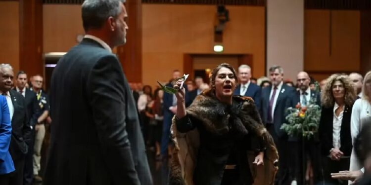 Lidia Thorp interrompe Charles III durante evento. | Reprodução