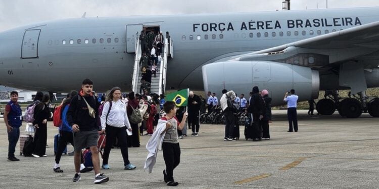 Chegada do quinto voo de repatriação de brasileiros e familiares à Base Aérea de São Paulo, na manhã desta segunda-feira, 14 de outubro. Foto: FAB / Divulgação
