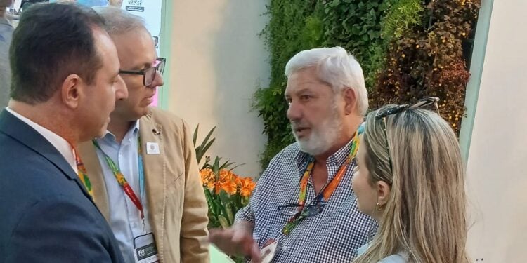 Os diretores do Macuco Safari Ademir Fernandes e Juliane Nunes em reunião com diretor-presidente Viaje Paraná, Irapuan Cortes Santos e o diretor de Gestão da SETU/PR Marcelo Martini durante a FIT 2024