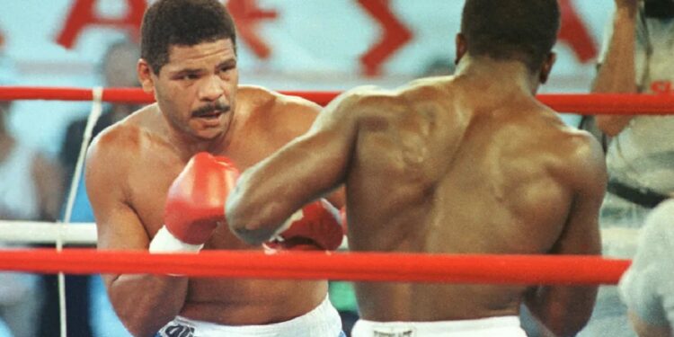 Maguila em luta contra Evander Holyfield, em Nevada, nos Estados Unidos, em 1989 — Foto: Arquivo/Agência Estado