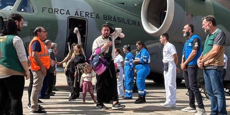 Brasileiros e familiares repatriados da zona de conflito no Líbano durante desembarque em Guarulhos (SP) - Foto: FAB/Divulgação